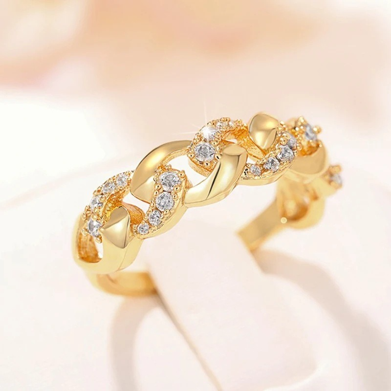 Elegant Gold Link Ring